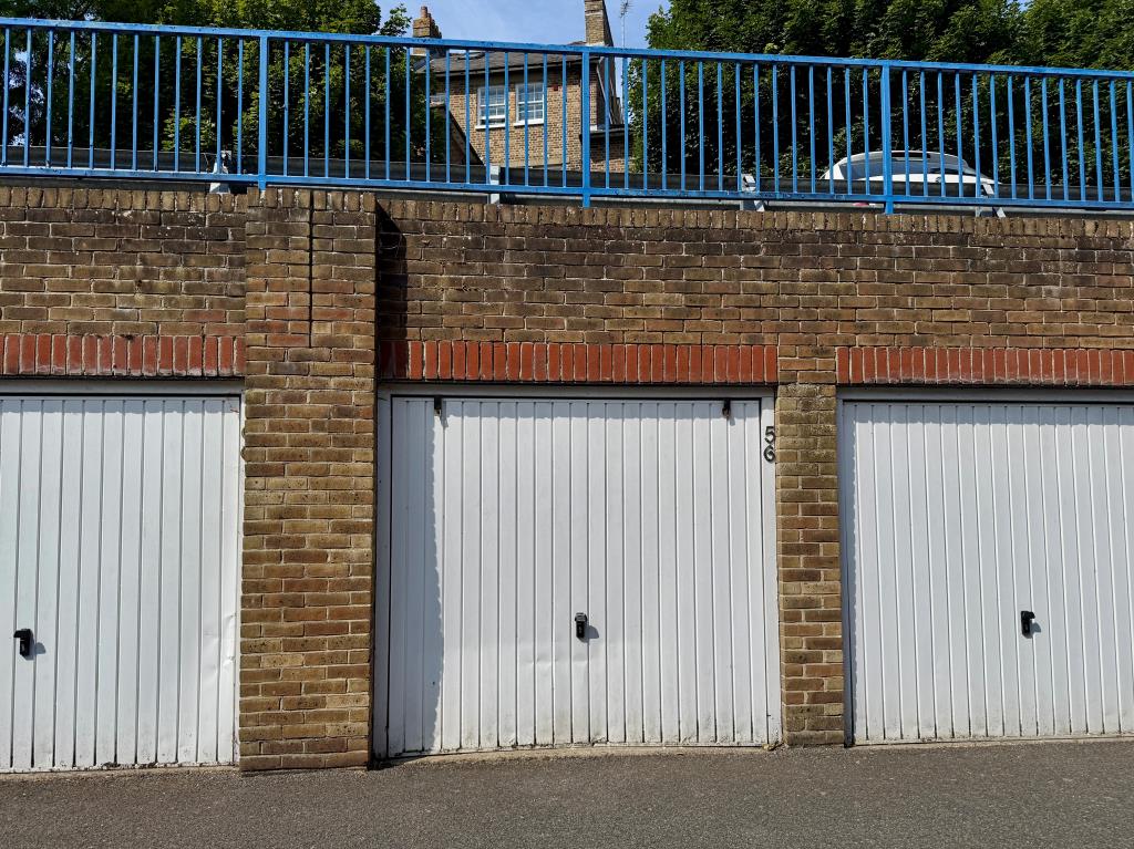 Lot: 65 - THREE-BEDROOM FLAT FOR INVESTMENT - Garage